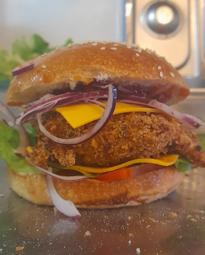 Burger maison de Holy, cheddar fondant et pain artisanal, Le Palais